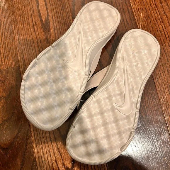 Nike Women's Flip Flops - Blue and Grey - Picture 2 of 3